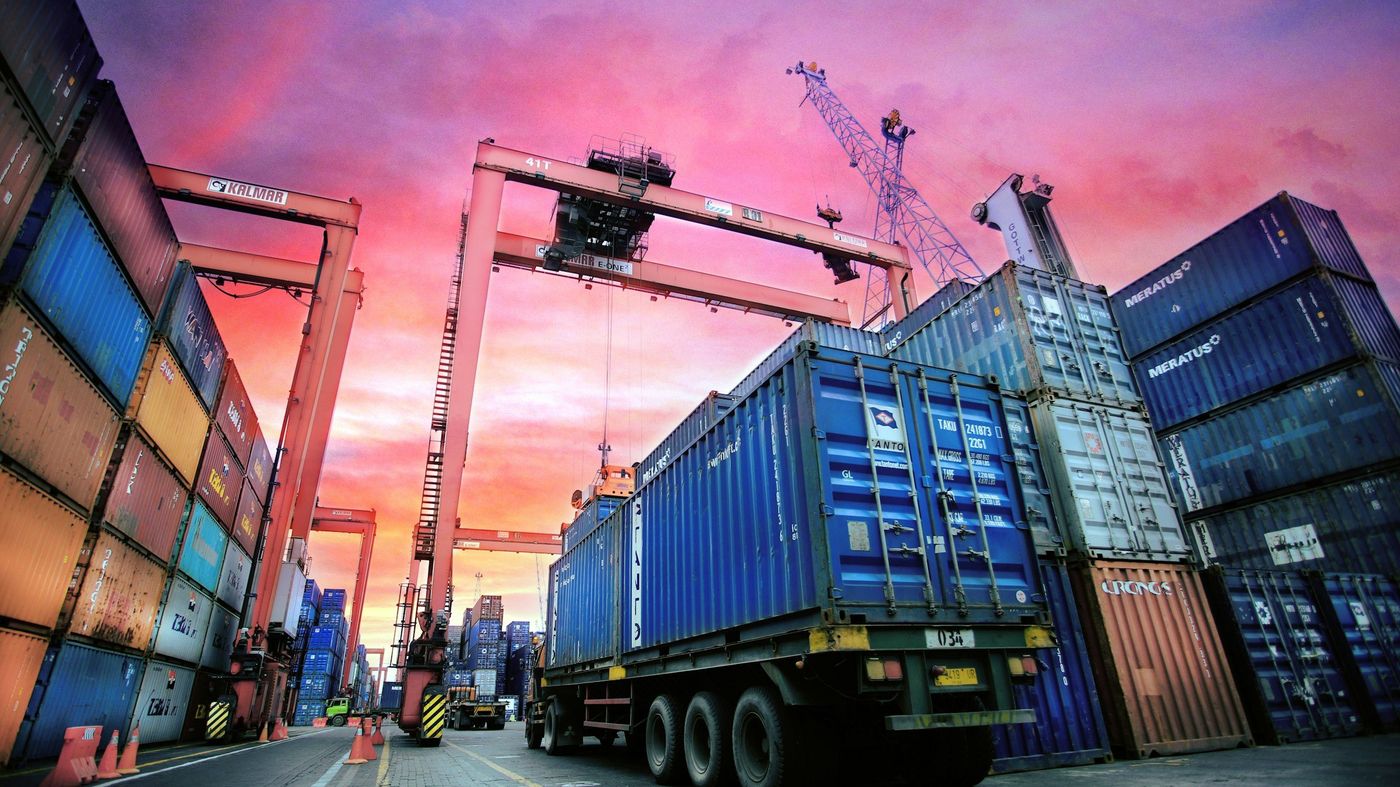 Terminal peti kemas — operasional freight forwarding dan EMKL